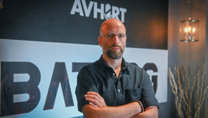 Daglig leder i Batong Media, som produserer podkasten Avhørt, Helge Moldver, forteller at de måtte snu helt om på planene da Jonas Henriksen ble funnet drept.