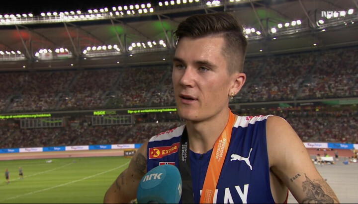 Jakob Ingebrigtsen ble intervjuet av NRK etter gulløpet på 5000 meter søndag.