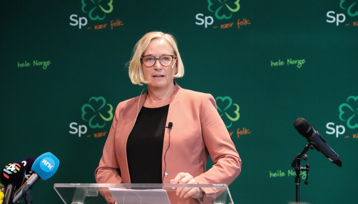 Parlamentariske leder Marit Arnstad i Senterpartiet på talerstolen. Marit Arnstad på talerstolen foran mikrofoner.