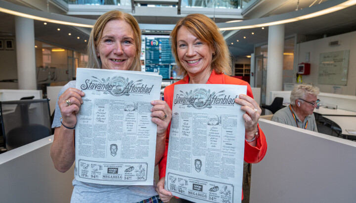 Desksjef Kjersti Svalland og sjefredaktør Kjersti Sortland med den historiske forsiden til Stavanger Aftenblad.