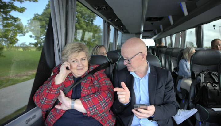 Partileder Erna Solberg (H) og Bjørn Haugan i VG på bussen