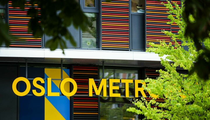 Bilde av en bygning i flere farger og Oslomet logo.