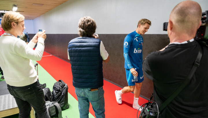 Martin Ødegaard blir avbildet på vei ut av pressekonferansen.