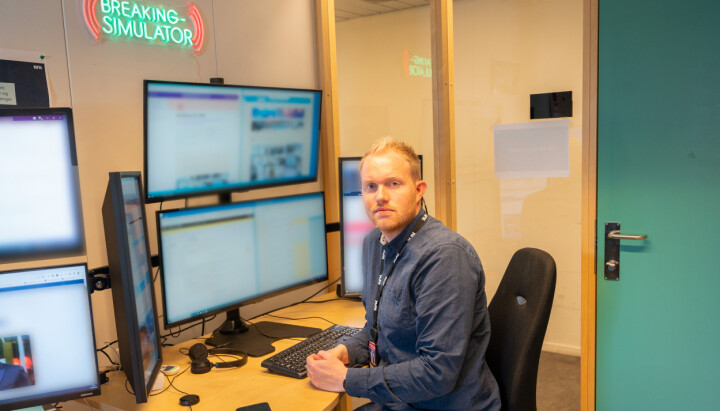Simon Solheim, redaksjonsleder i nå-journalistikk i NRK Nyheter, viser frem det nye Breaking-simulatoren.