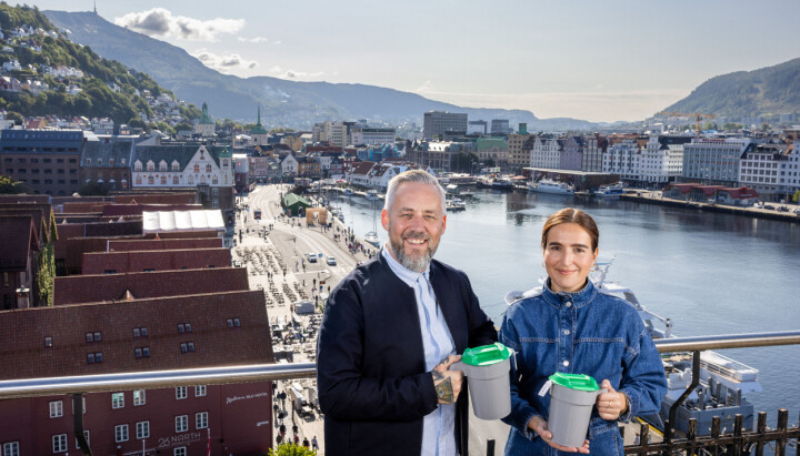 Adelina Ibishi og Tarjei Strøm leder årets TV-aksjon fra Grieghallen i Bergen. Foto: Eivind Senneset, NRK