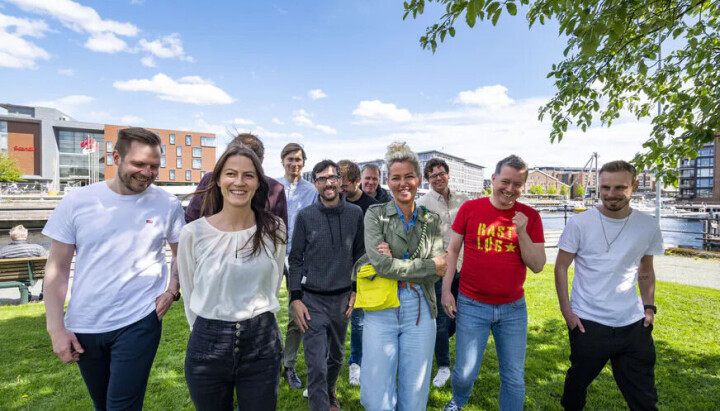 Nidaros søker ansvarlig redaktør og daglig leder Kolleger står samlet ute og smiler til kamera