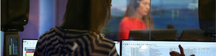 NRK søker programleder i Nyhetsmorgen ☀️ Dame foran skjerm som jobber