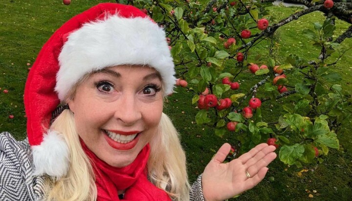 Lise Askvik gikk på lufta med Juleradioen allerede 24. september - mens eplene på trærne fortsatt var røde. Lise Askvik går på lufta med Juleradioen allerede 24. september.