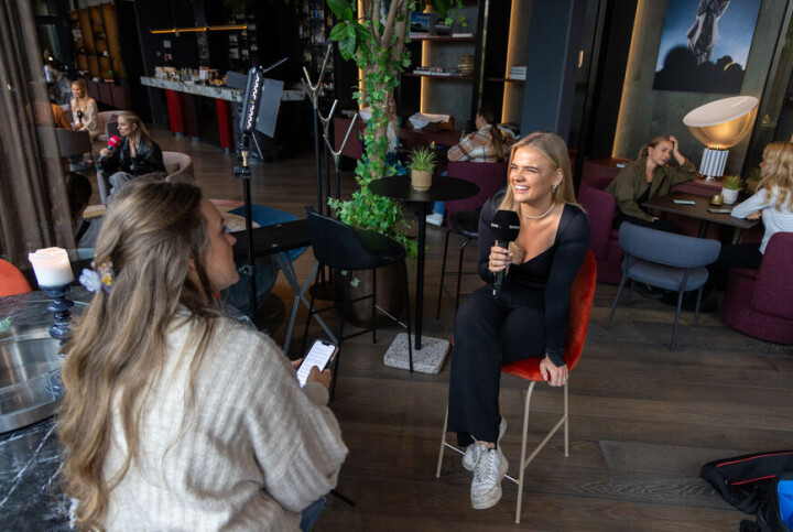 Nettavisen søker tilkallingsvikarer til kjendis og underholdning 🎉 Intervju til en sak. Journalist spør en kjendis