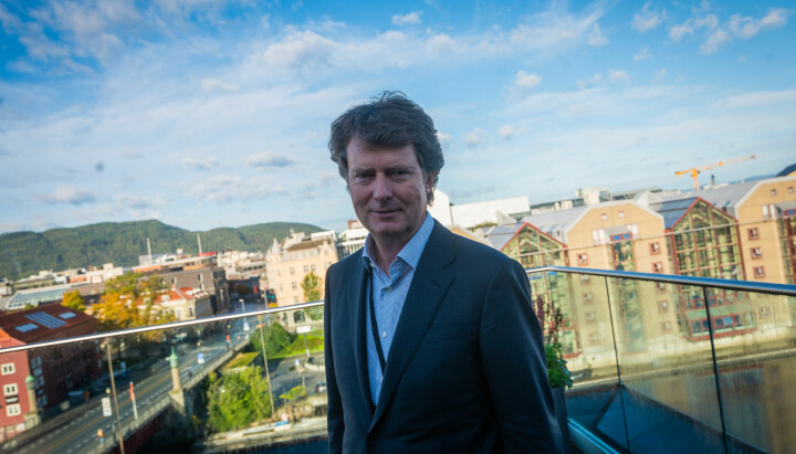 Konsernsjef i Polaris Media, Per Axel Koch, på takterrassen av Adresseavisen-huset i Trondheim, med Royal Garden i bakgrunnen