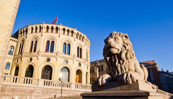 Høyres stortingsgruppe søker kommunikasjonsrådgiver bilde av stortinget og løvestatuen foran