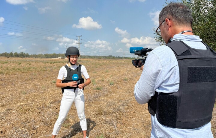 Åse Marit Befring og fotograf Lokman Ghorbani avbildet under en direktesending i Israel.