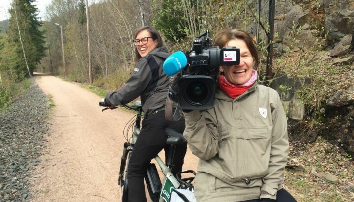 NRK-journalist Caroline Bækkelund Hauge og NRK-journalist og fotograf Tordis Gauteplass ute i felt.