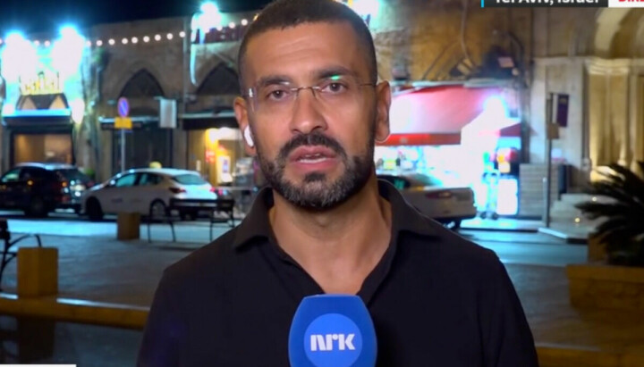 NRK-korrespondent Yama Wolasmal avbildet mens han rapporter fra Tel Aviv i Israel.