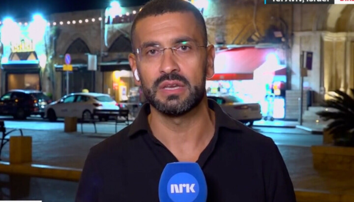 NRK-korrespondent Yama Wolasmal avbildet mens han rapporter fra Tel Aviv i Israel. NRK-korrespondent Yama Wolasmal avbildet mens han rapporter fra Tel Aviv i Israel.