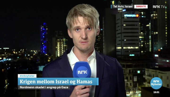 NRKs Afrika-korrespondent Vegard Tjørhom er nå plass i Israel. Her er han på direkten på mandagens Dagsrevyen.