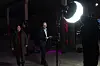 Konferanse, ei kvinne og en mann som ler
