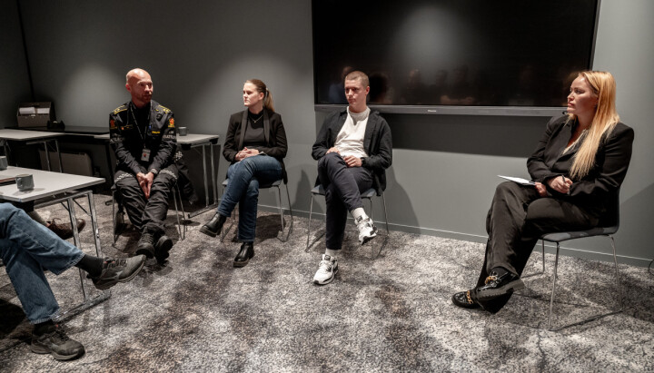 Innsatsleder i Sør-Øst politidistrist, Marius Sletmoe Dale, psykologspesialist Marion Zoe Ørseng, NRK-journalist Theo Aasland Valen og ordstyrer Lise Lotte Nyrud under debatten på Gull & Gråstein, ledet av Fire personer som sitter på stoler og snakker
