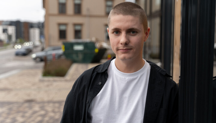 NRK-journalist og blålysjeger Theo Aasland Valen Ung mann, hvit t-skjorte, som ser inn i kamera