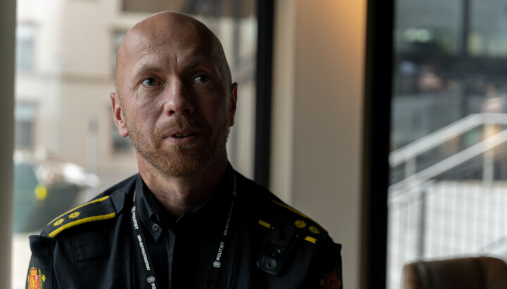 Innsatsleder i Sør-Øst politidistrikt, Marius Sletmoe Dale. Politimann som ser opp, ut av bildet