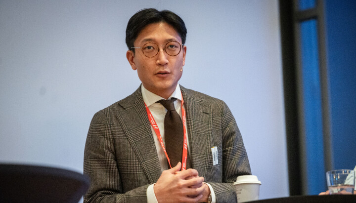 Subjekt-sjef Danby Choi, her på Svarte Natta. Danby Choi diskuterte kulturjournalistiikk på Svarte Natta.