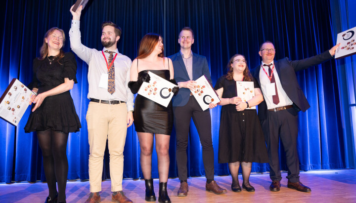 Styret i Svarte Natta fikk heder under Svarte Natta 2023. Sofie Dege Dimmen, Bjørn Martin Lyng, Julie T. Rasmussen, Tomi Vaara, Cathrine Skogheim og styreleder Andreas Trygstad. Styret i Svarte Natta fikk også heder og sjokolade på scenen. Sofie Dege Dimmen, Bjørn Martin Lyng, Julie T. Rasmussen, Tomi Vaara, Cathrine Skogheim og styreleder Andreas Trygstad.