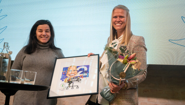 Ingrid Marie Zeiner (til høyre) fikk prisen som årets talent av Medienettverket onsdag. Idrettspresident Zaineb Al-Samarai delte ut prisen,