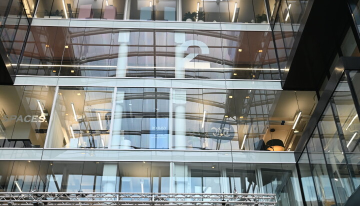 I femte etasje på Media City Bergen holder nå TV 2-ledelsen allmøte for alle ansatte i mediehuset. I femte etasje på Media City Bergen vil TV 2-ledelsen holde allmøte for alle ansatte i mediehuset.