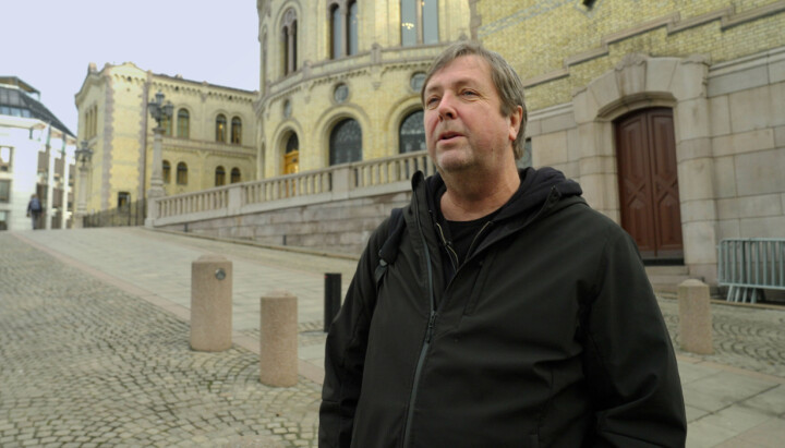 Bilde av Tore Strømøy foran Stortinget i forbindelse med innspilling av Ingen elsker Bamsegutt