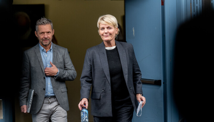 Kringkastingssjef Vibeke Fürst Haugen på vei inn til pressebriefen på Marienlyst sammen med distriktsdirektør Marius Lillelien.
