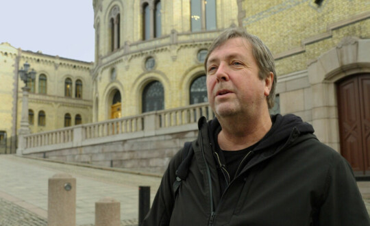 Tore Strømøy foran Stortinget i forbindelse med innspilling av Ingen elsker Bamsegutt.