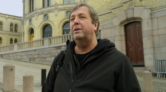 Tore Strømøy foran Stortinget i forbindelse med innspilling av Ingen elsker Bamsegutt.