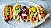 Pølse i brød med litt forskjellig tilbehør