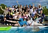 samling av ansatte i poolparty stemning