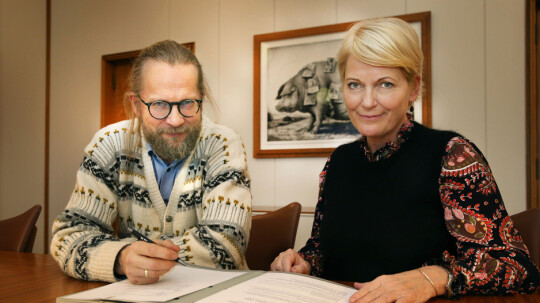 På bildet: Kringkastingssjef Vibeke Fürst Haugen i NRK og nasjonalbibliotekar Aslak Sira Myhre.