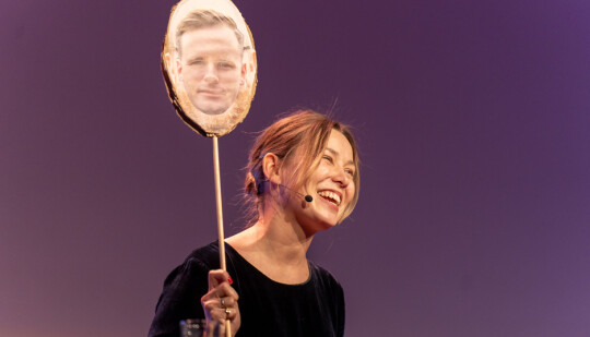 TV 2s Selma Joner, her fra Presselosjens julebord «sammen med» Cato Husabø Fossen, kommunikasjonssjef i Høyre.
