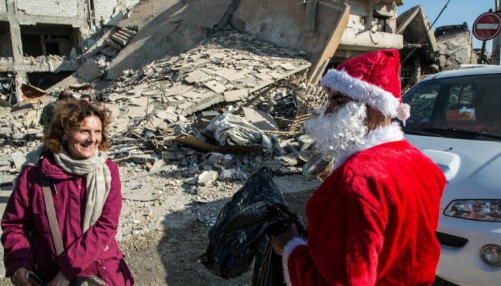 Sidsel Wold fikk et overraskende møte med julenissen i et krigsødelagt Raqqa i Syria i 2017.
