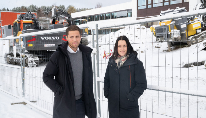 Distriktsredaktør i NRK Troms, Håkon Grønbech, og regionsredaktør Nina Einem i NRK Nord, står foran området der blant annet et atrium for de ansatte vil se dagens lys i 2025.