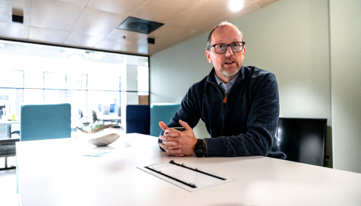 Konsernsjef i Mentor Medier og styreleder i Dagsavisen, Per Magne Tveiten. Konsernsjef i Mentor Medier, Per Magne Tveiten. I bakgrunnen ser du den ene av to skjermer som fortsatt ikke er montert på veggen.