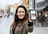 bilde av kvinne som holder frem mobilen mot kameraet