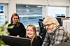To kvinner og en mann på kontoret