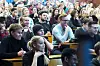 Publikum i full sal