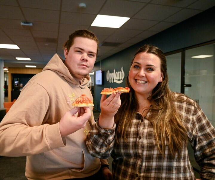to ansatte i OA spiser pizza