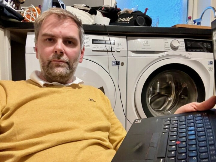 Ansvarlig redaktør Jan Eivind Fredly med hjemmekontor fra vaskerommet i kjelleren.