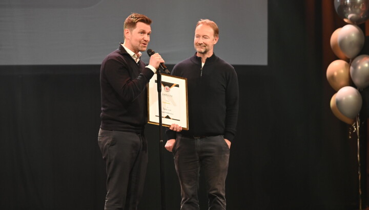 Sportssjef Kristian Oma og ekspertkommentator Kjetil André Aamodt tok imot prisen for Årets Live, på vegne av Viaplay.