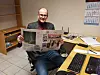 Jan S. Krogh med Østhavet-avisen på kontoret i Vardø.