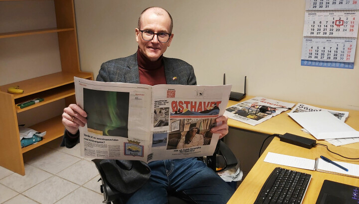 Jan S. Krogh med Østhavet-avisen på kontoret i Vardø.