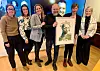 Valgprosjektet 2023 ble hedret met kunstverket «Sámi Liisa» av kunstneren Máret Ánne Sara. På bildet: Språkkontakt, journalist for NRK Rogaland og medlem av språkstyret Mari Rollag Evensen, leder for språkstyret i NRK og regionredaktør for NRK Nord Nina Birgitte Einem, språksjef i NRK Karoline Riise Kristiansen, innholdskoordinator i valgprosjektet Geir Bjarte Hjetland, delprosjektleder Valgomat Håvard Grønli (på veggen), prosjektleder valgprosjektet Laurie MacGregor og kringkastingssjef Vibeke Fürst Haugen.