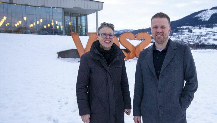 Hordaland-styreleder Ida T. Sætersdal og Amedias regiondirektør Svein Atle Huus smiler begge over avtalen som sikrer overgang for Hordaland og Vaksdalsposten til konsernet.