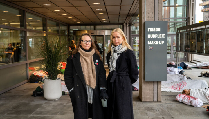 Initativtakerne bak demonstrasjonen, Marte Wulff og Charlotte Qvale, utenfor inngangen til Schibsted og Aftenposten.